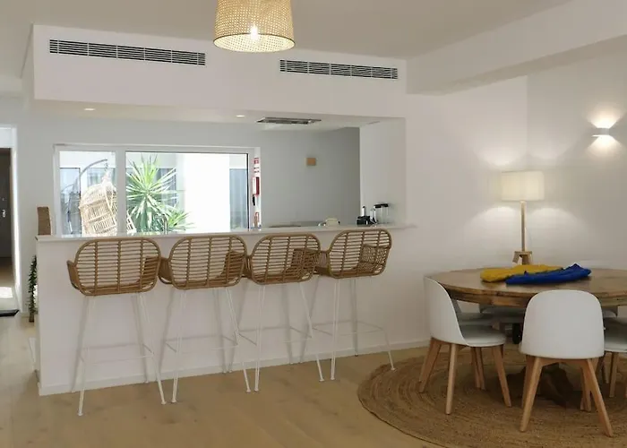 Spacious Ocean View, Pool And Garage *