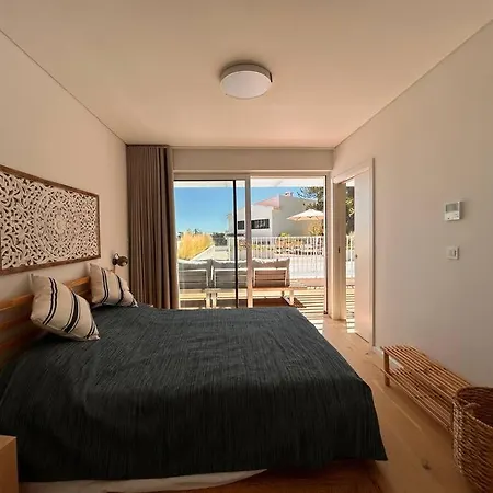 Spacious Ocean View, Pool And Garage Apartment